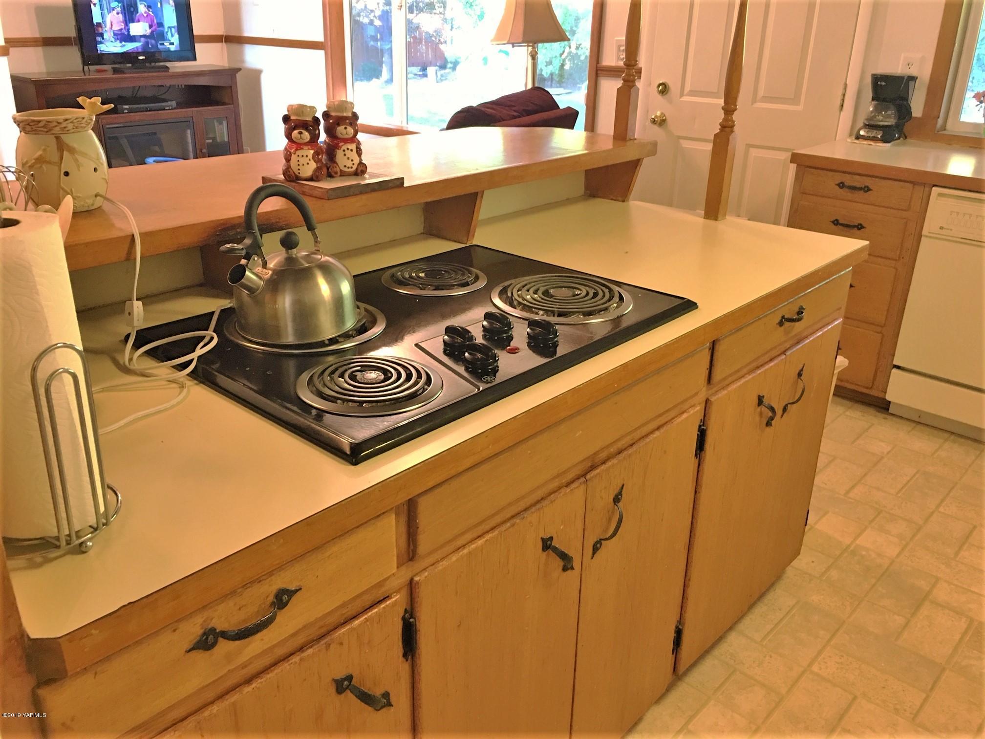 1220 Swan Road Sunnyside, WA 98944 - Photo 4 of 22 a stove top oven sitting inside of a kitchen
