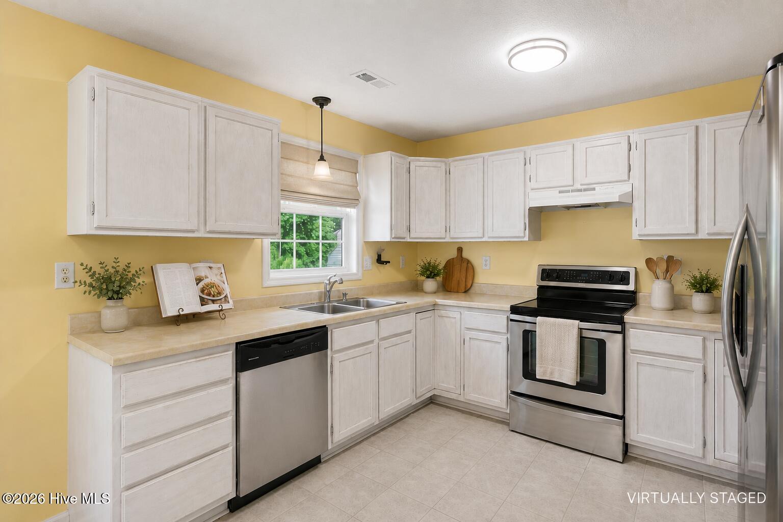 5709 County Line Road New Bern, NC 28562 - Photo 3 of 39 Virtually Staged - Kitchen