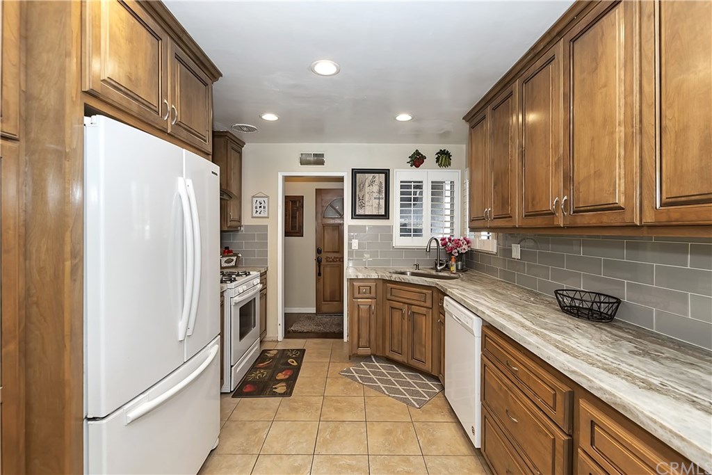 8372 Raintree Avenue Riverside, CA 92504 - Photo 11 of 35