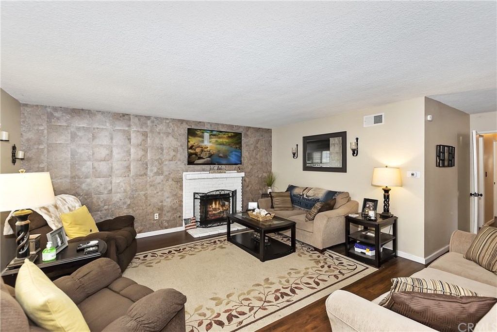 8372 Raintree Avenue Riverside, CA 92504 - Photo 5 of 35