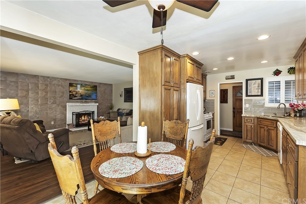 8372 Raintree Avenue Riverside, CA 92504 - Photo 8 of 35