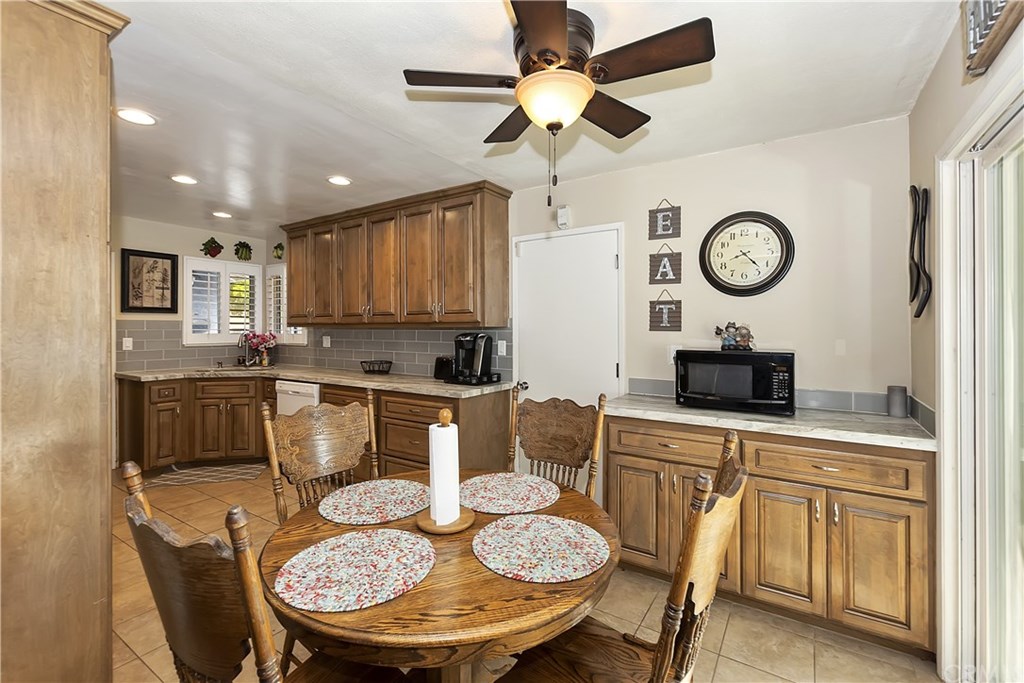 8372 Raintree Avenue Riverside, CA 92504 - Photo 9 of 35