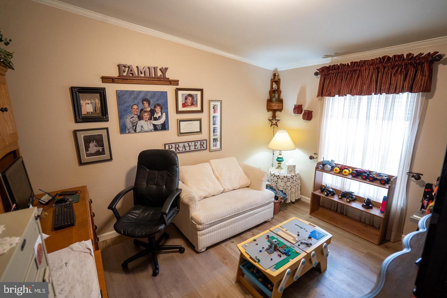 133 Ridgewood Manor Manheim, PA 17545 - Photo 28 of 38 a living room with furniture and a window
