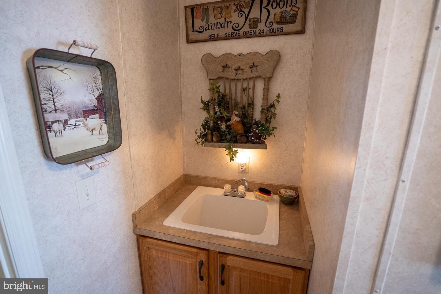 133 Ridgewood Manor Manheim, PA 17545 - Photo 33 of 38 a bathroom with a sink and a mirror