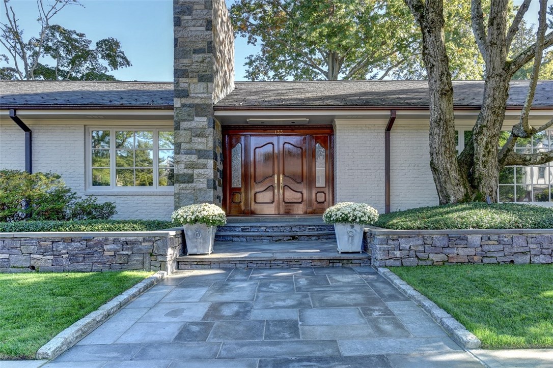 133 Hartshorn Road Providence, RI 02906 - Photo 3 of 40 Gallery Image 3