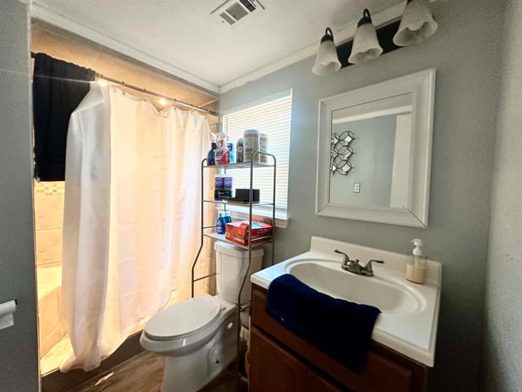 304 Ridgewood Drive Tool, TX 75143 - Photo 8 of 13 a bathroom with a sink toilet and shower