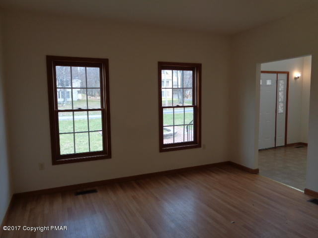 2135 Fox Road Bushkill, PA 18324 - Photo 8 of 22 DINING