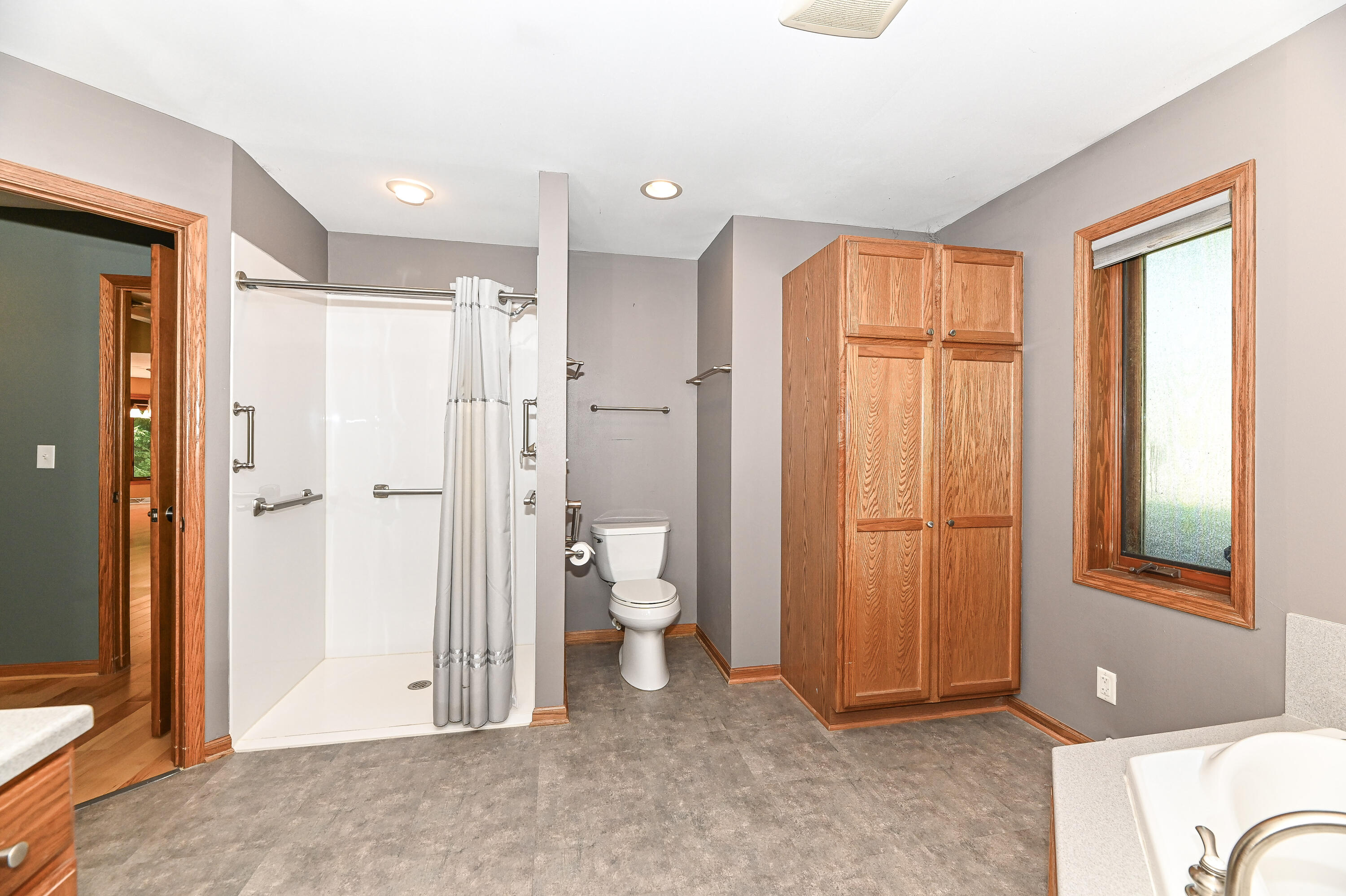 422 Eastern Trail Mukwonago, WI 53149 - Photo 25 of 49 Master bath