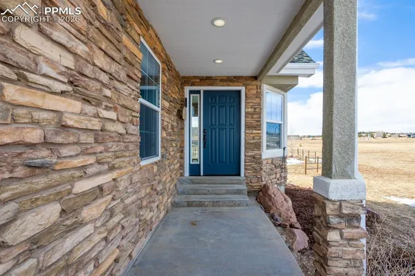 a view of entryway with patio
