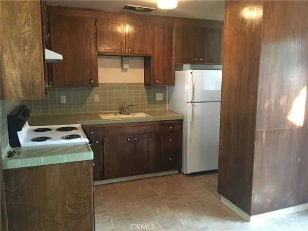 a kitchen that has a sink and a refrigerator