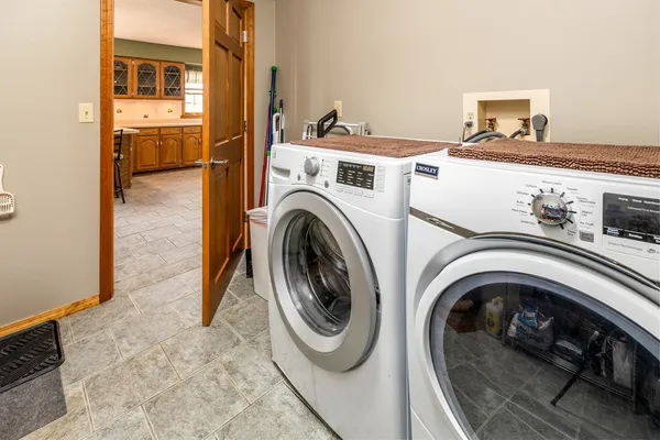 $389,000 | 18199 Pittsburg Road, Johnston City, IL 62951