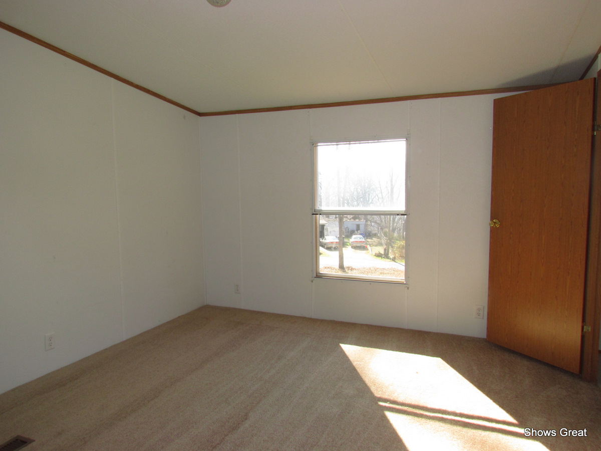 4714 Wade Road Roanoke, VA 24018 - Photo 12 of 16 an empty room with a window