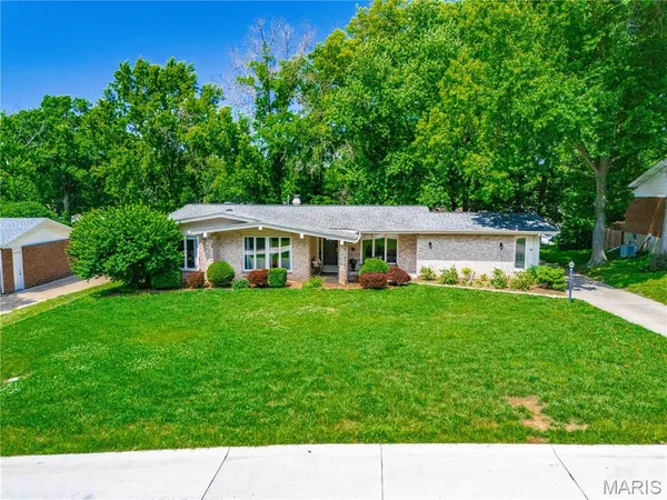 $549,900 | 341 Elmcrest Drive, Ballwin, MO 63011