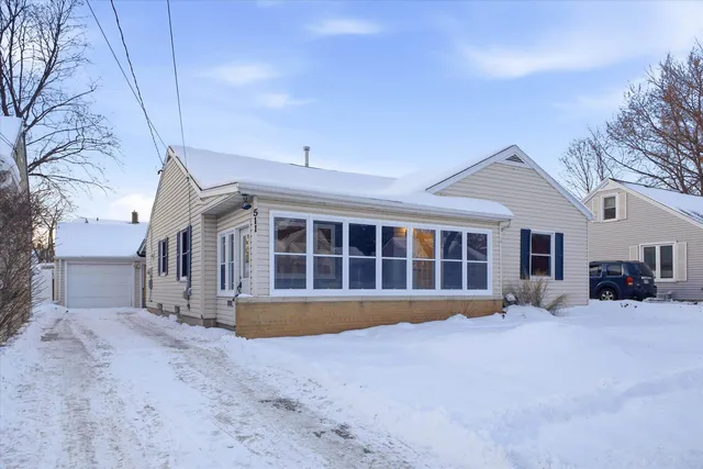 $284,900 | 511 Jackson Street, Little Chute, WI 54140