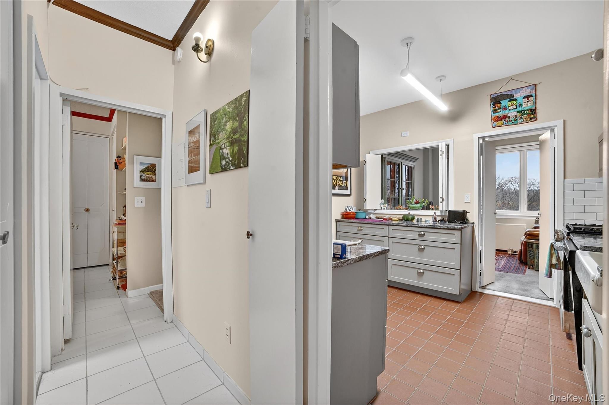 16 Rockledge Avenue, Unit 5L2 Ossining, NY 10562 - Photo 9 of 33 a view of a open shower and a kitchen