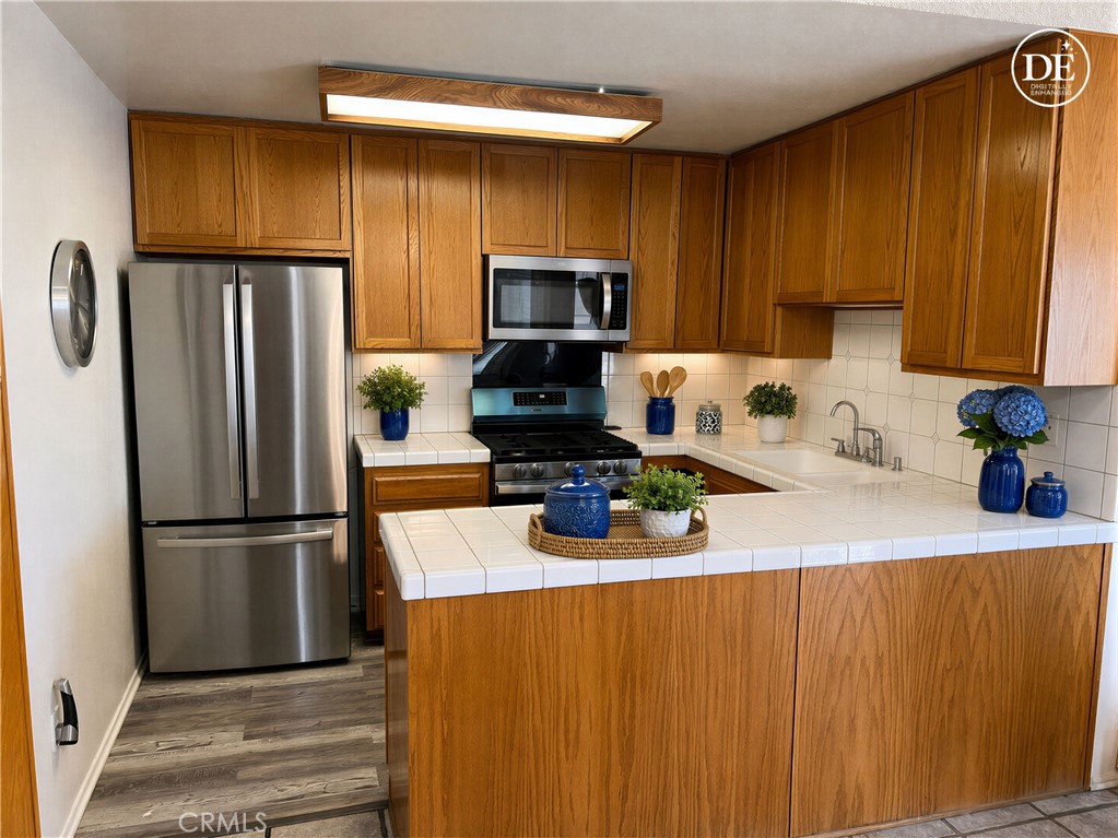 19242 Hamlin Street Reseda, CA 91335 - Photo 3 of 10