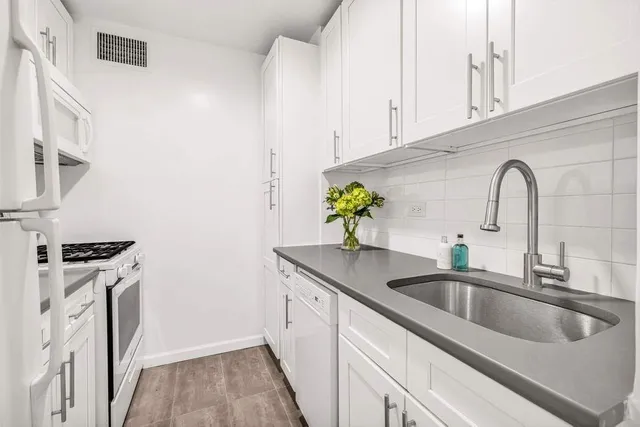 $645,000 | 27 East 65th Street, Unit 6E | Lenox Hill