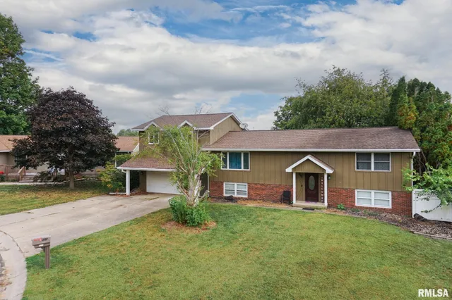 $247,000 | 207 Heritage Court, Delavan, IL 61734