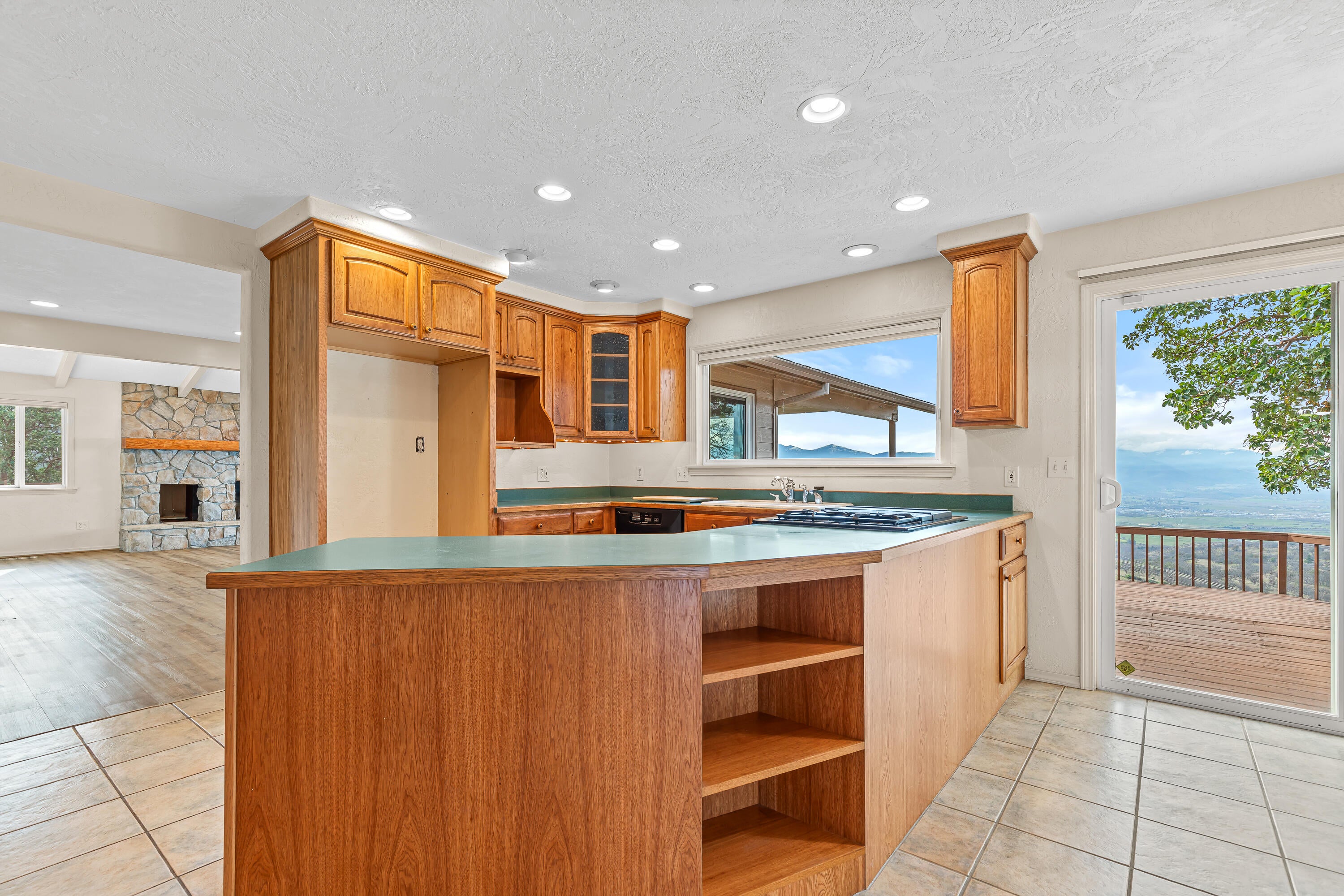 6550 Hillcrest Road Medford, OR 97504 - Photo 14 of 62 Kitchen