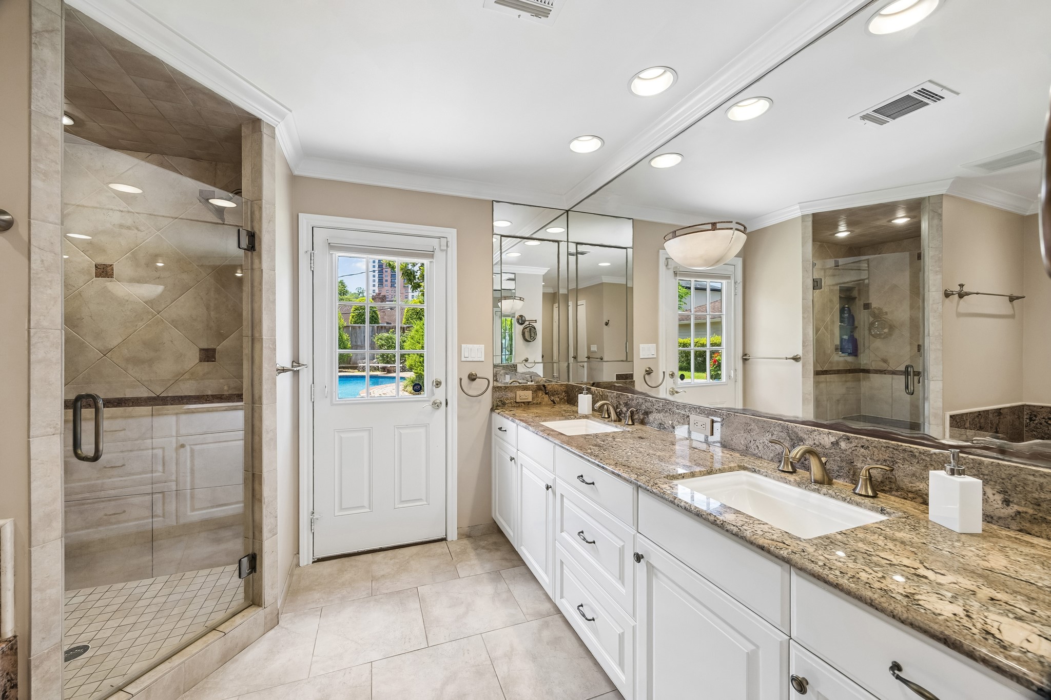 922 Old Lake Road Houston, TX 77057 - Photo 17 of 24 Primary Bathroom