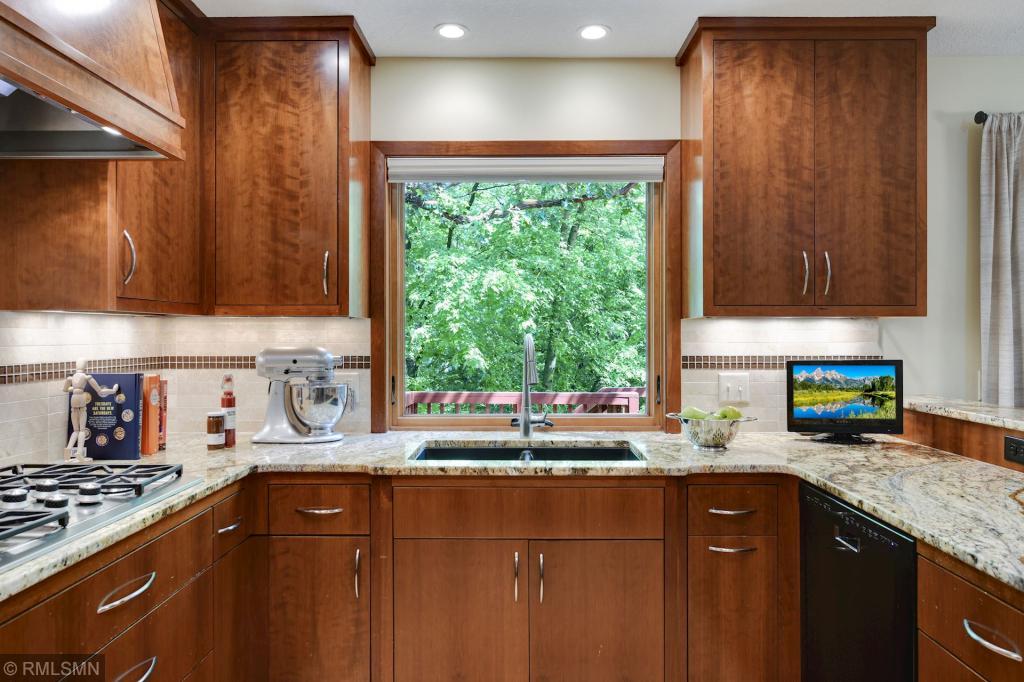 689 Stonewood Road Eagan, MN 55123 - Photo 14 of 64