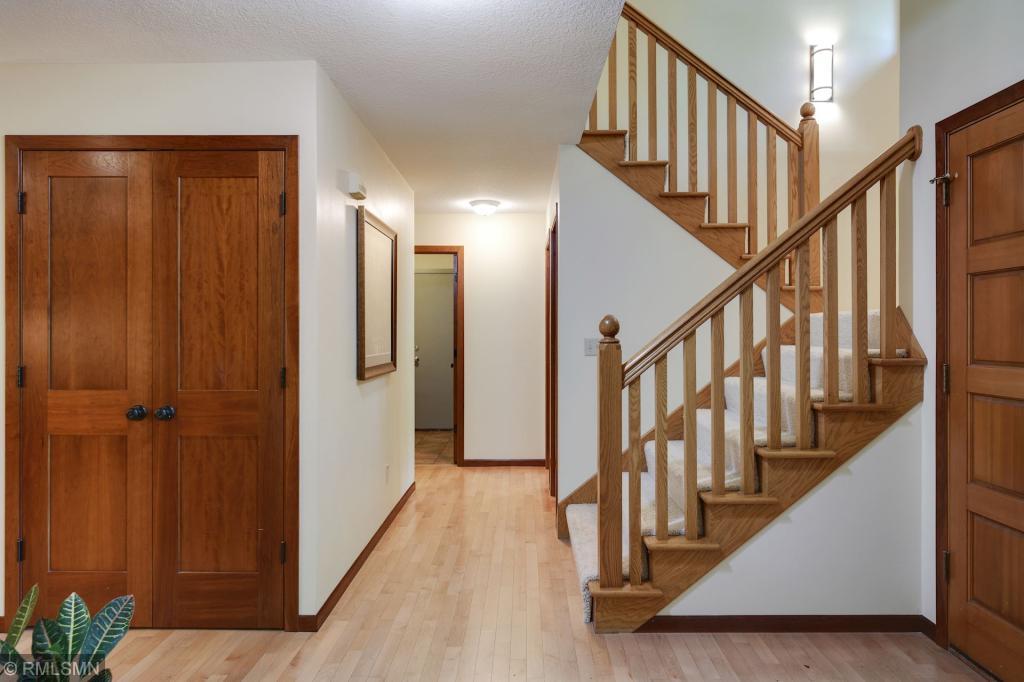 689 Stonewood Road Eagan, MN 55123 - Photo 8 of 64