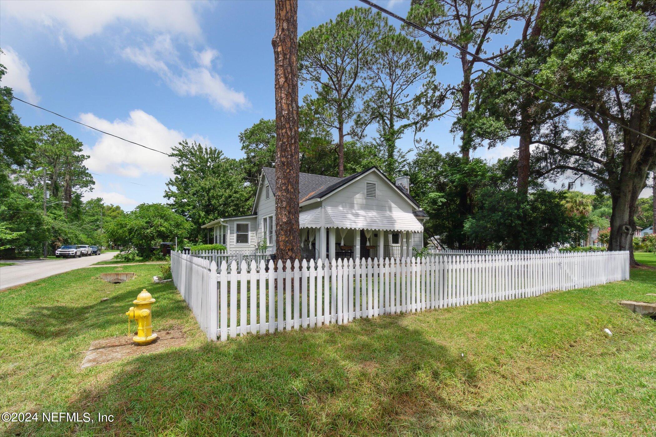 1262 Murray Drive Jacksonville, FL 32205 - Photo 37 of 42 a view of a garden with a small house