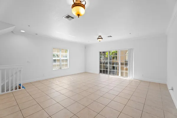 $2,999 | 601 South Federal Highway, Unit 34, Lake Worth Beach, FL 33460