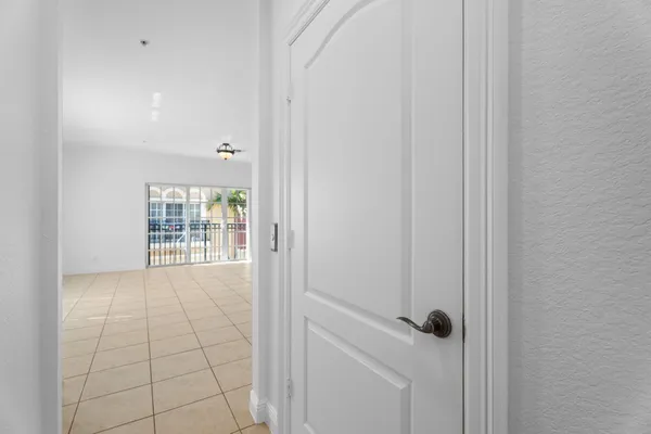$2,999 | 601 South Federal Highway, Unit 34, Lake Worth Beach, FL 33460