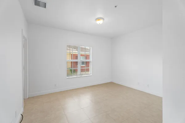 $2,999 | 601 South Federal Highway, Unit 34, Lake Worth Beach, FL 33460