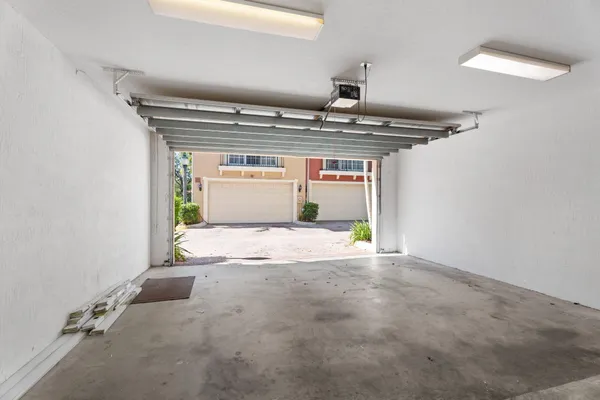 $2,999 | 601 South Federal Highway, Unit 34, Lake Worth Beach, FL 33460