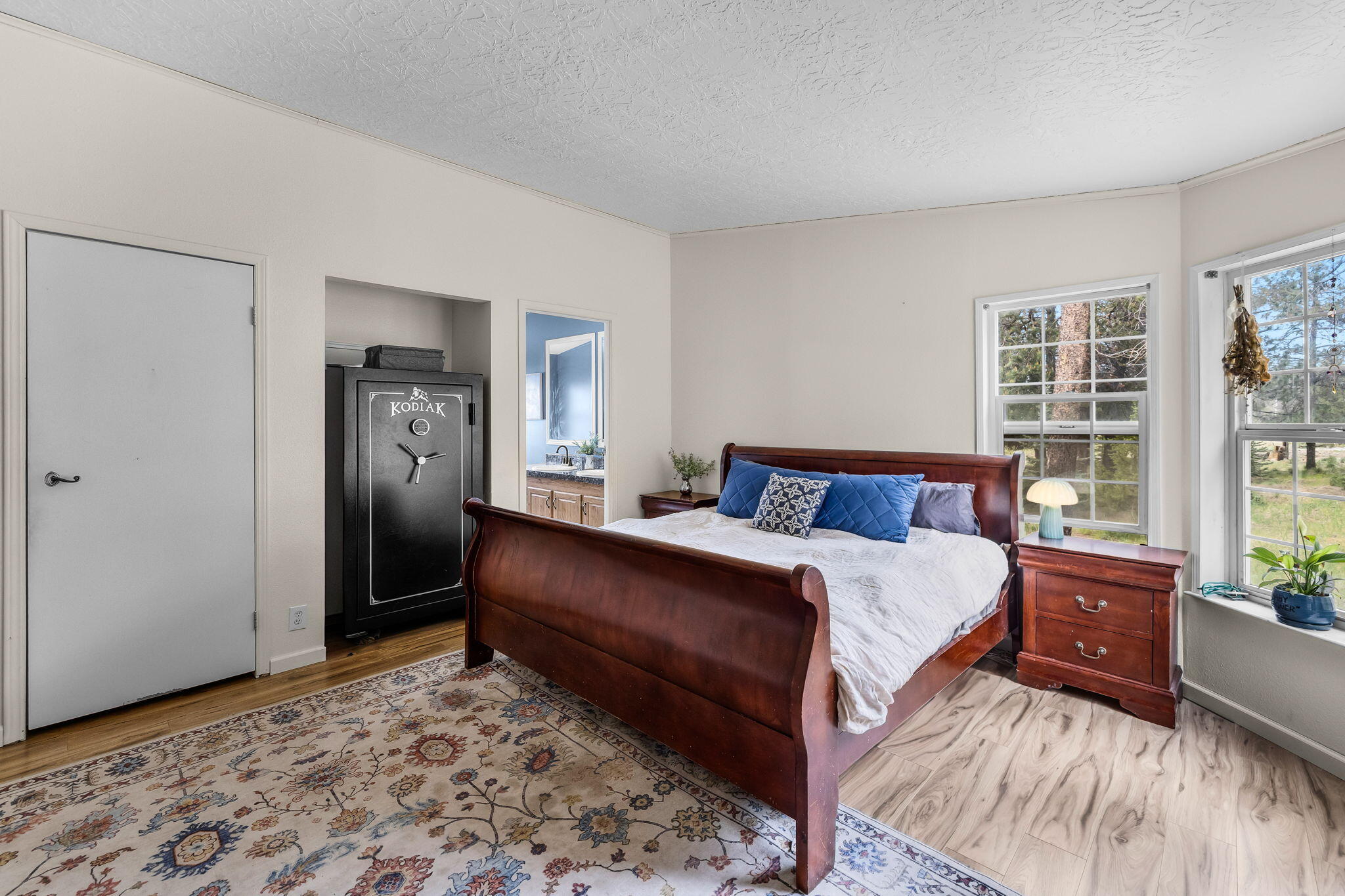 151772 Beal Road La Pine, OR 97739 - Photo 19 of 35 Mater bedroom
