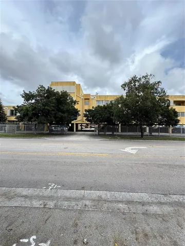 $2,250 | 1555 West 44th Place, Unit 234, Hialeah, FL 33012