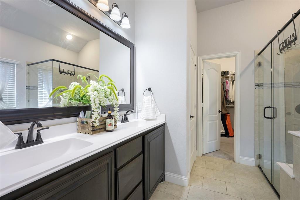 4059 Three Forks Road Kaufman, TX 75142 - Photo 12 of 25 a bathroom with a sink and a mirror