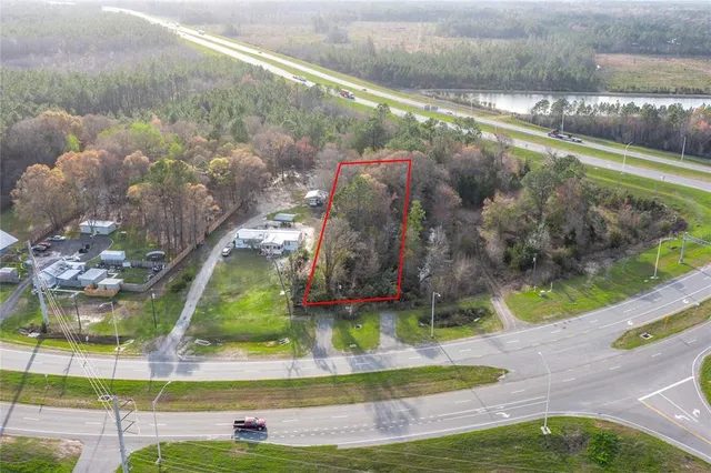 a view of a yard in front of the house