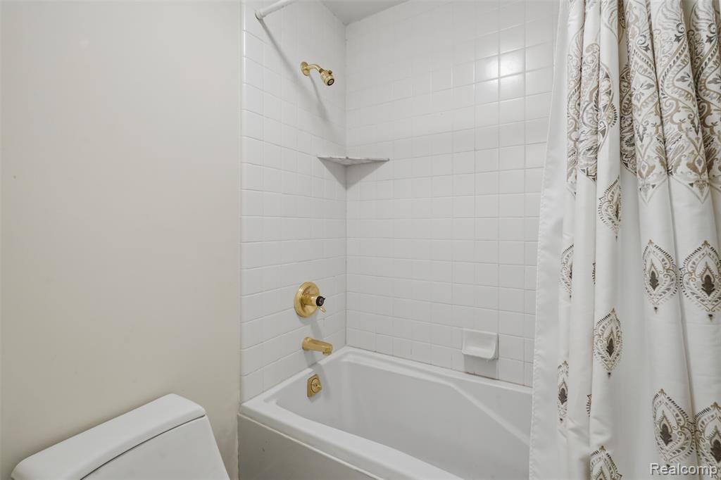 34555 Quaker Valley Road Farmington Hills, MI 48331 - Photo 32 of 53