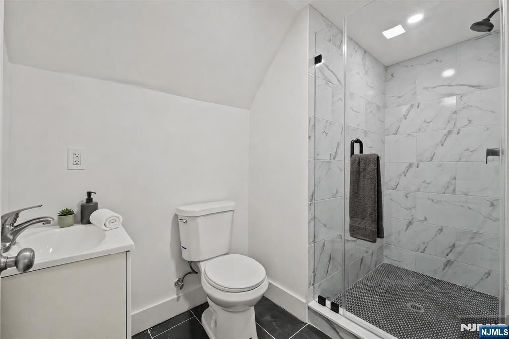 28 Riverside Place, Unit 2 Garfield, NJ 07026 - Photo 11 of 32 Gallery Image 11