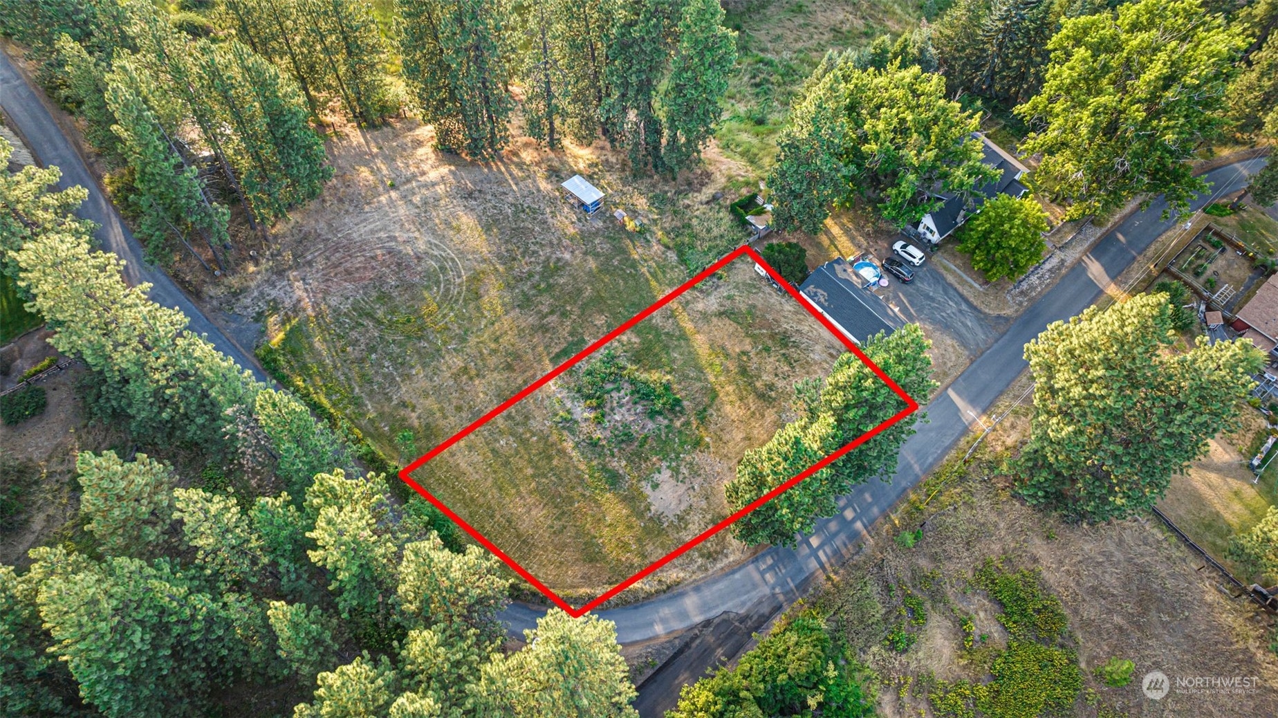 305 South River Road Palouse, WA 99161 - Photo 2 of 11 an aerial view of a tennis ground and large trees