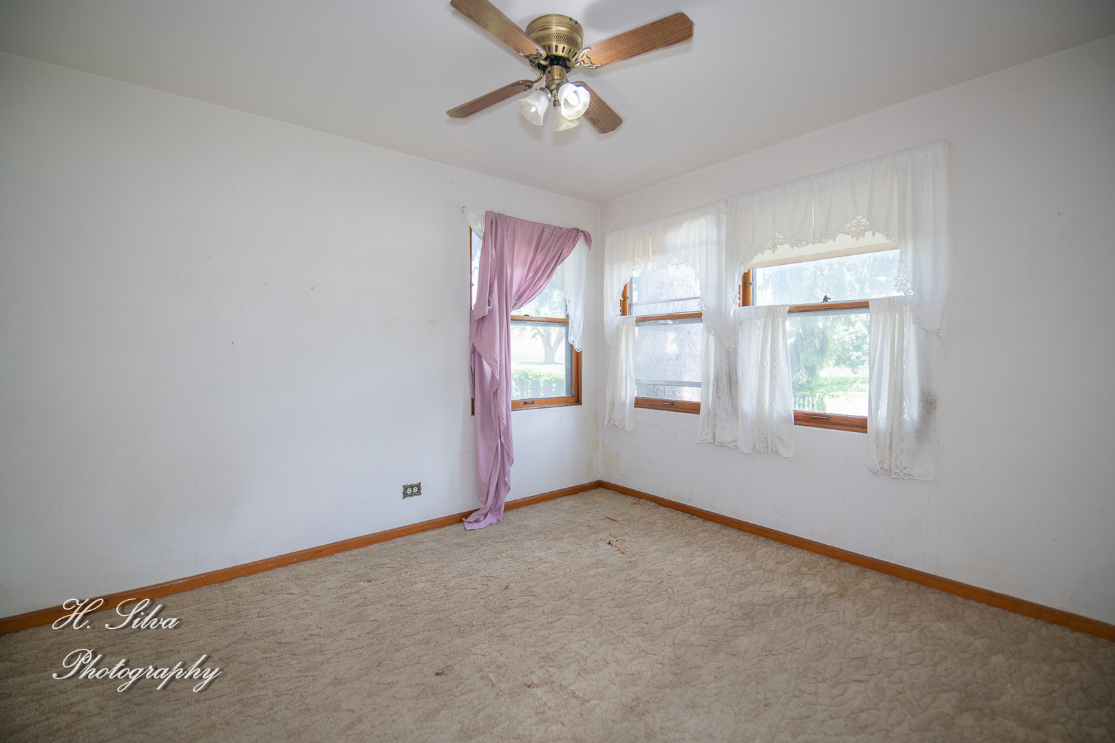 875 Shuler Street Elgin, IL 60123 - Photo 8 of 19 an empty room with windows and fan