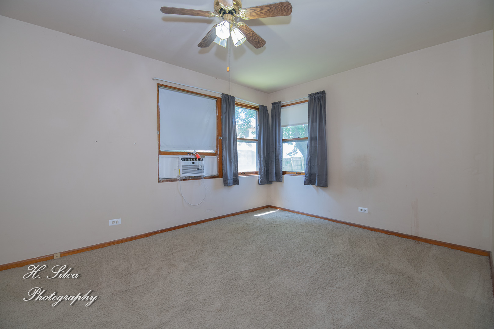 875 Shuler Street Elgin, IL 60123 - Photo 10 of 19 a view of an empty room with a window