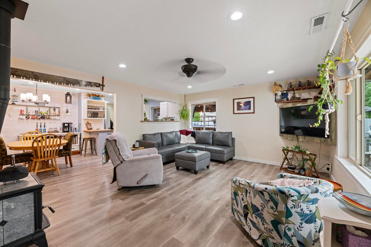 3747 Hilsinger Road Phoenix, OR 97535 - Photo 4 of 34 DSC_4501