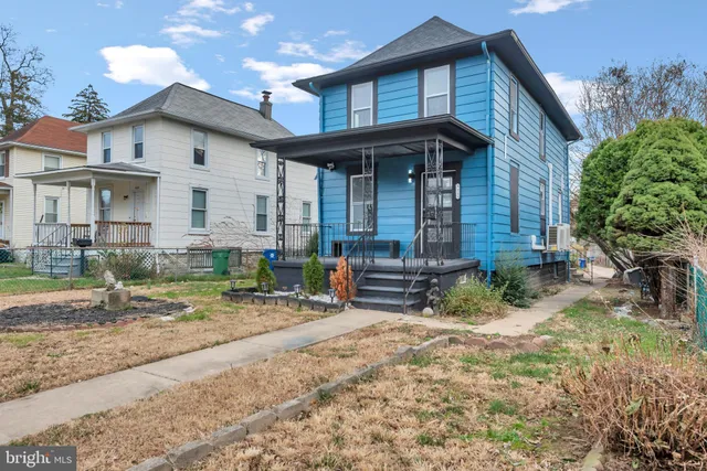 a view of back yard of the house