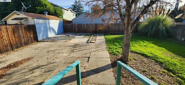 a view of a backyard