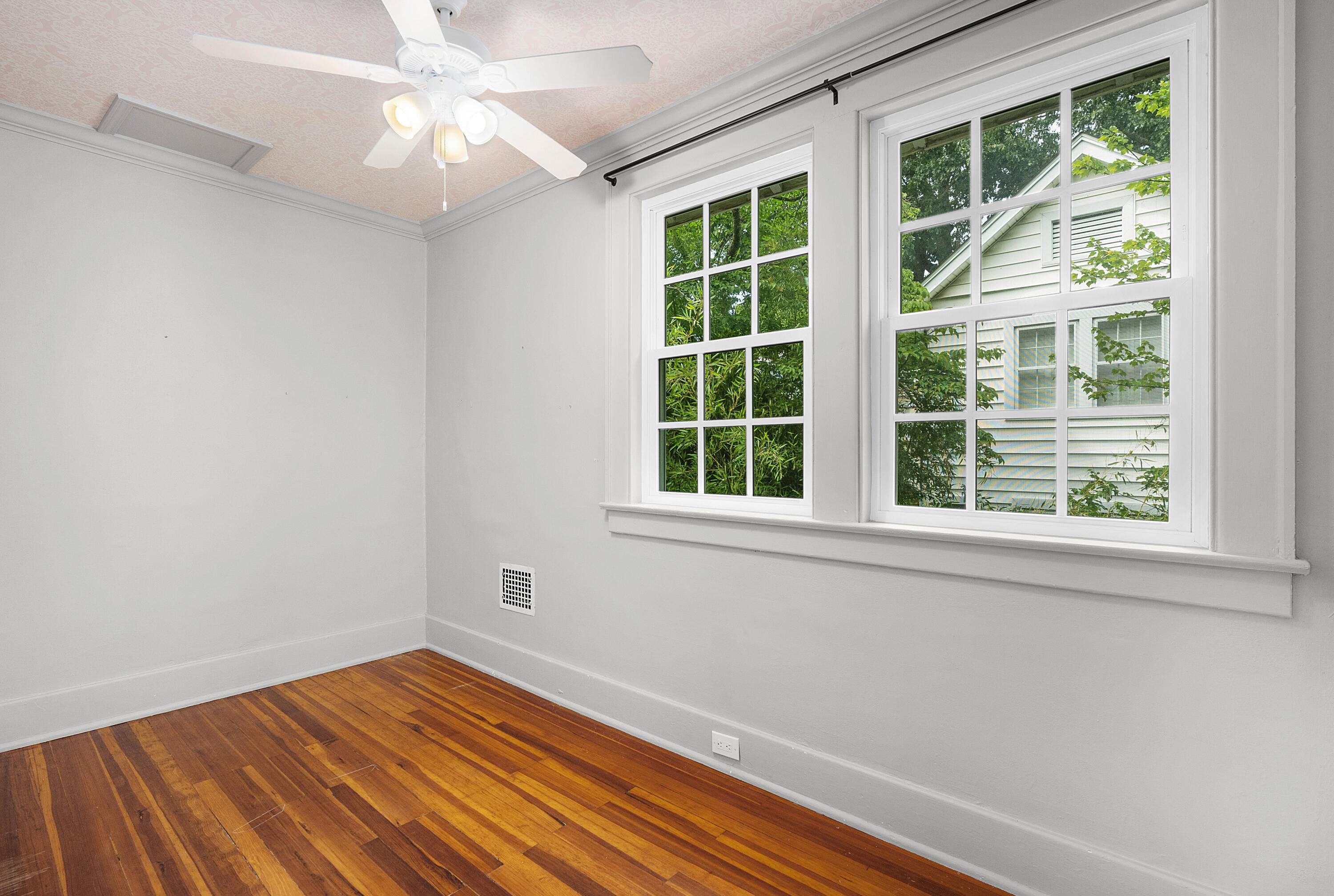 82 South Crest Road Chattanooga, TN 37404 - Photo 37 of 67 64 - 82 South Crest Rd - Interior
