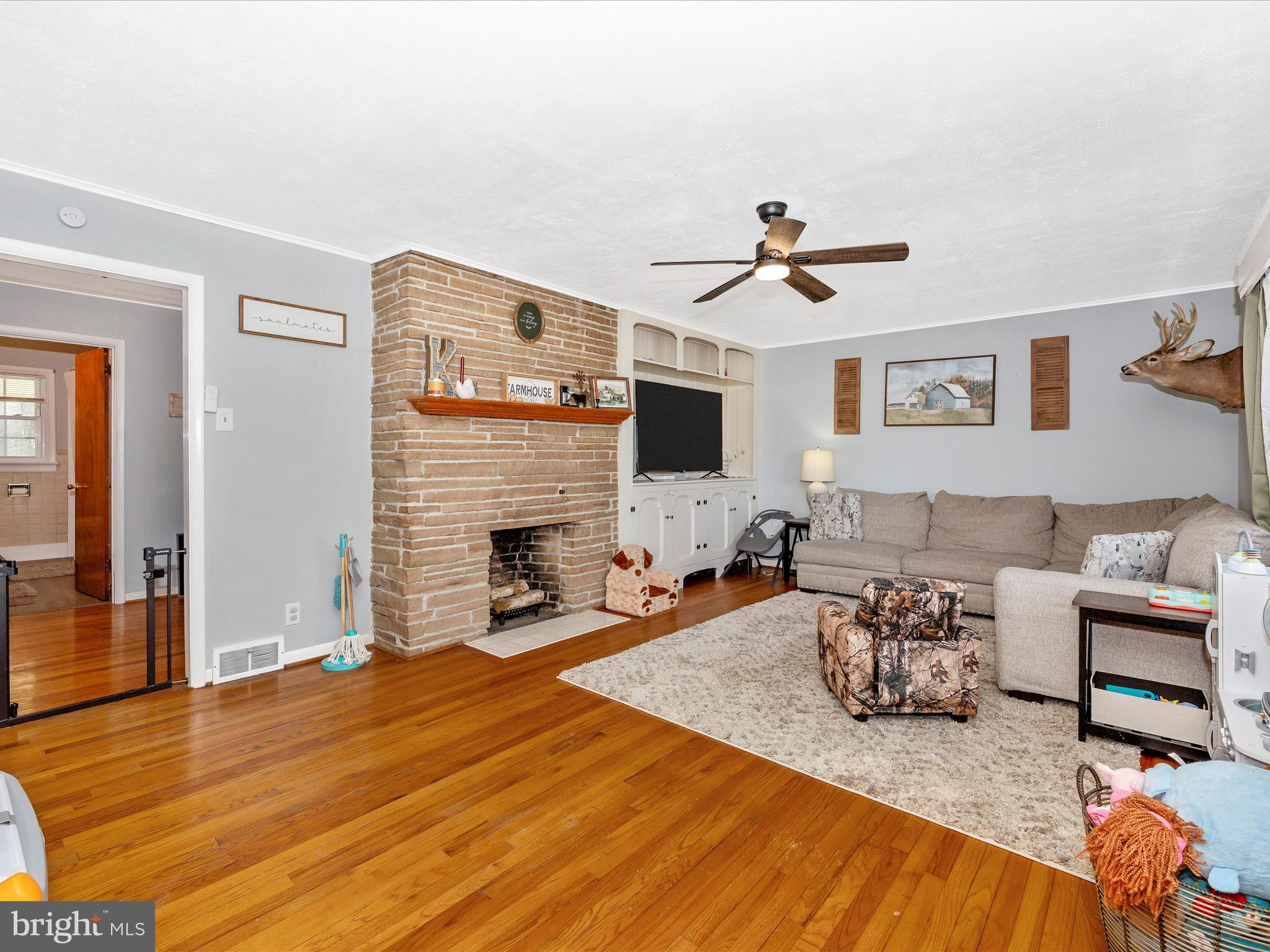 20403 Old Forge Road Hagerstown, MD 21742 - Photo 8 of 58 Living Room