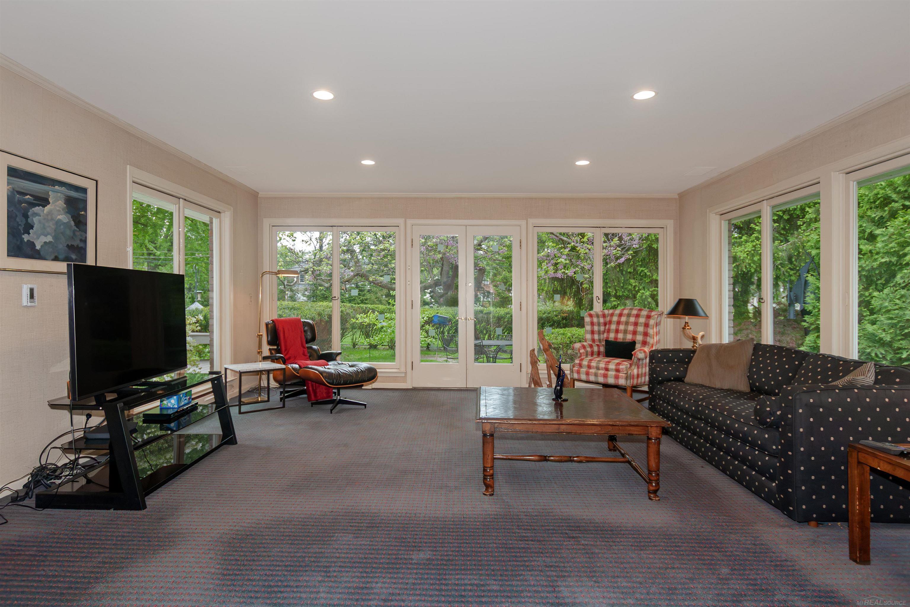570 Oxford Road Grosse Pointe Woods, MI 48236 - Photo 14 of 99