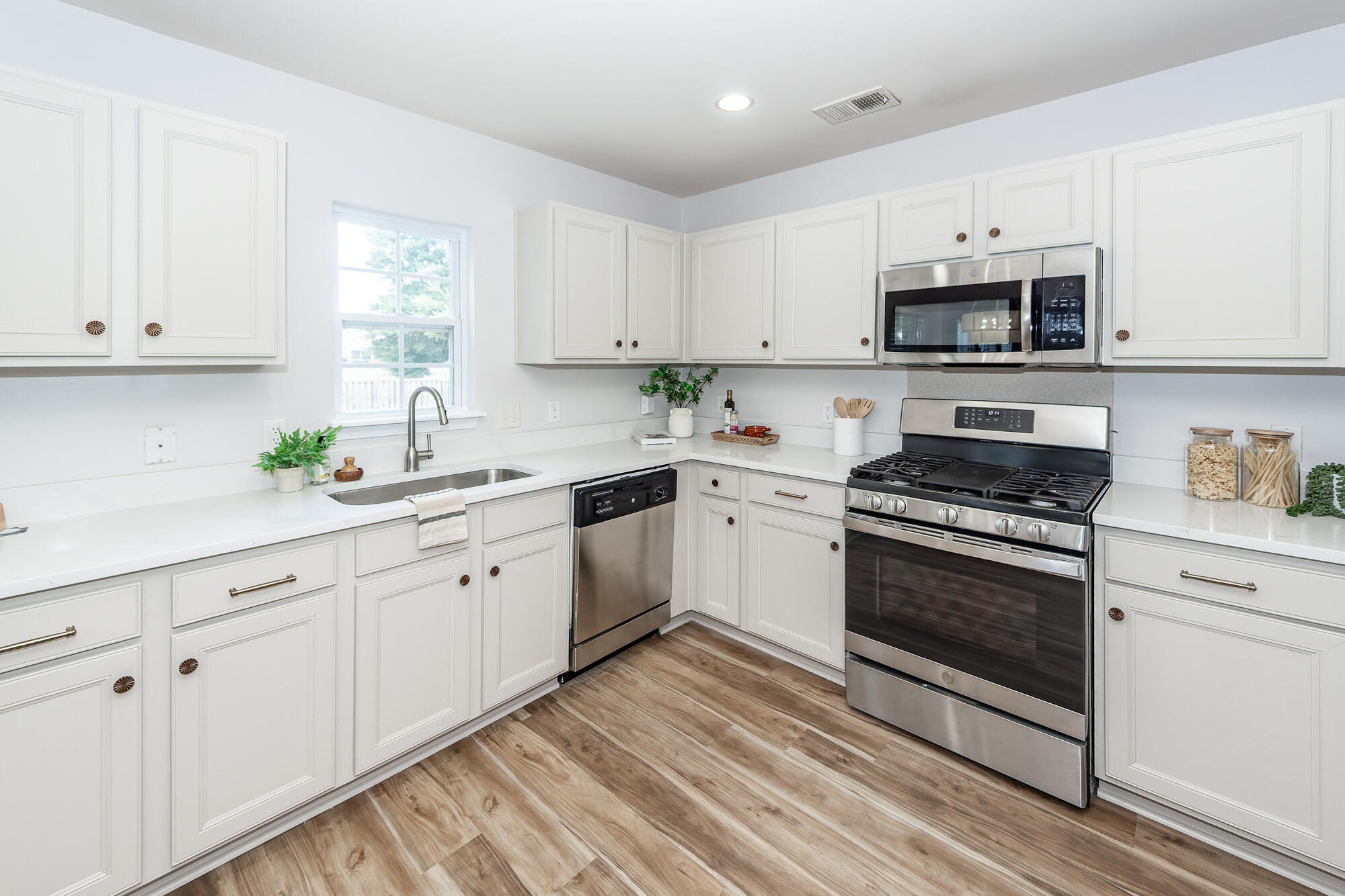 140 Decatur Drive Summerville, SC 29486 - Photo 19 of 58 Tons of quartz counter tops