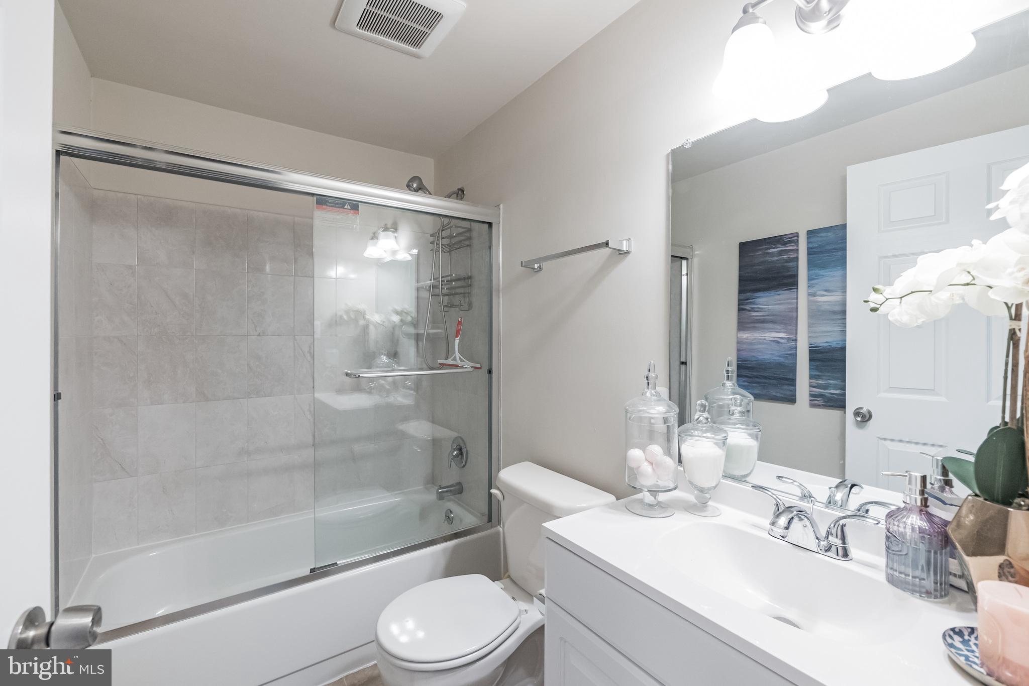 1702 Heather Lane Frederick, MD 21702 - Photo 23 of 30 Upper Level Hall Bath