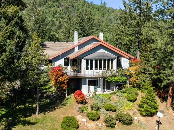 a front view of house with yard