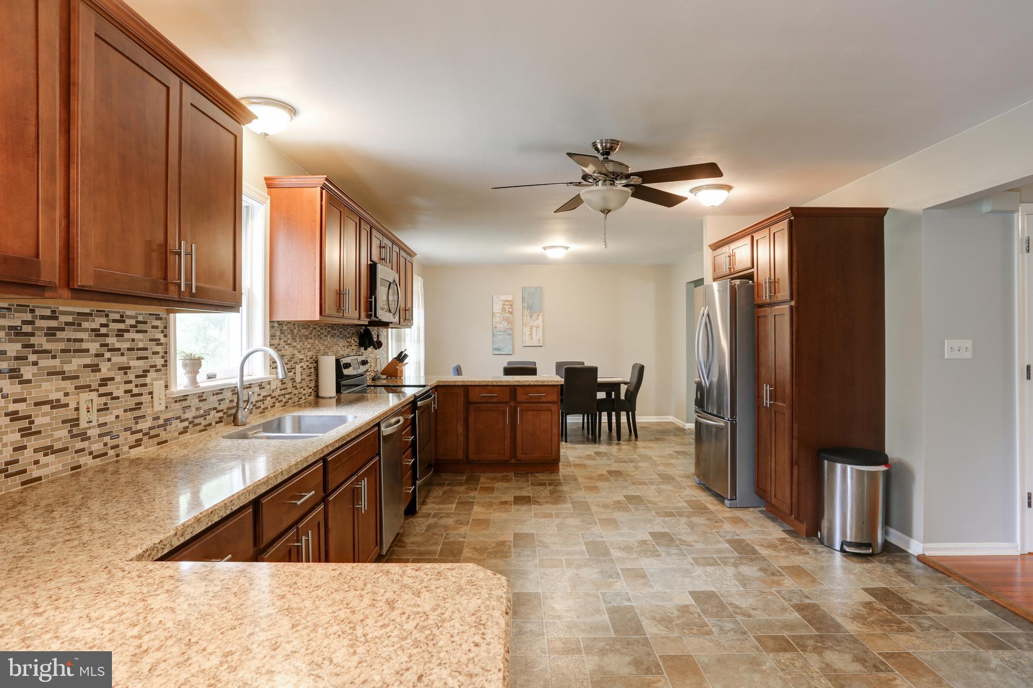 87 Governor Stable Road Elizabethtown, PA 17022 - Photo 5 of 38 Kitchen view in to dining area